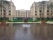 钻石湾一跃二的底商 门口就是休闲广场 适合多种经营