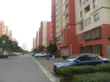 采光充足,得房率高,主卧朝南,小区中心位置