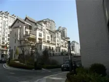 此房为中拥蓝天下海景房 电梯房,在小区前排 位置好