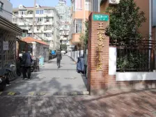 徐家汇1/4/9/11号线,房子带有一个露台可以使用