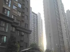 地铁口,精装双气 小户型 满五年