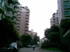 格局方正,大户型,三个大阳台,比较安静。