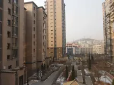 洋房前排全天采光,视野宽阔,楼下地铁口,有南北阳台