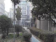 一二楼复式,私家车库, 有学 校 及地铁