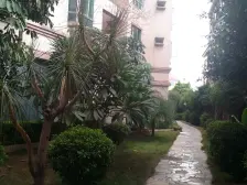 小区有负两层地下停车场,两个露天停车场,2007年小区