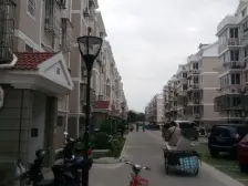 莲花一区 后期建造的大户 带阁楼 房龄新诚意出售