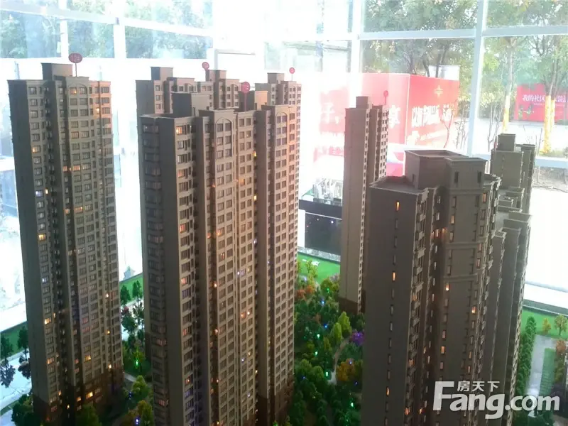 宏鼎凡尔赛丽都3室2厅1卫南北朝向1100.00元/月出租