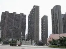 近安盛轻轨站,楼下有公交车站点。