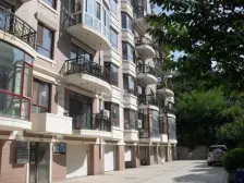 欧洲小镇小区门口多层无坡 精装修 三室两卫 南北通透