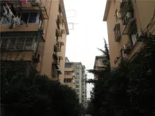 小区中心位置,主卧朝南,近商圈,精装修,客厅带阳台