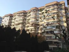 一百多平大花园,另加固定停车。边套户型。