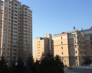 此房是标准三居。格局好 装修好小 区环境优美出行方便