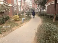 不临街不临路,南边是多层,采光视野很好