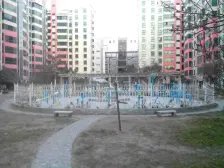 人车分流 停车方便 通透大四居 中间楼层均价7千5