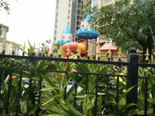 此房满五年,户型方正,阳台朝南光线充足,居住安静